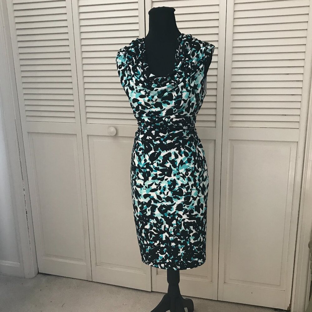 👗Larry Levine Sleeveless Cowl Neck Dress – Abstract Blue/Black Print – Size M